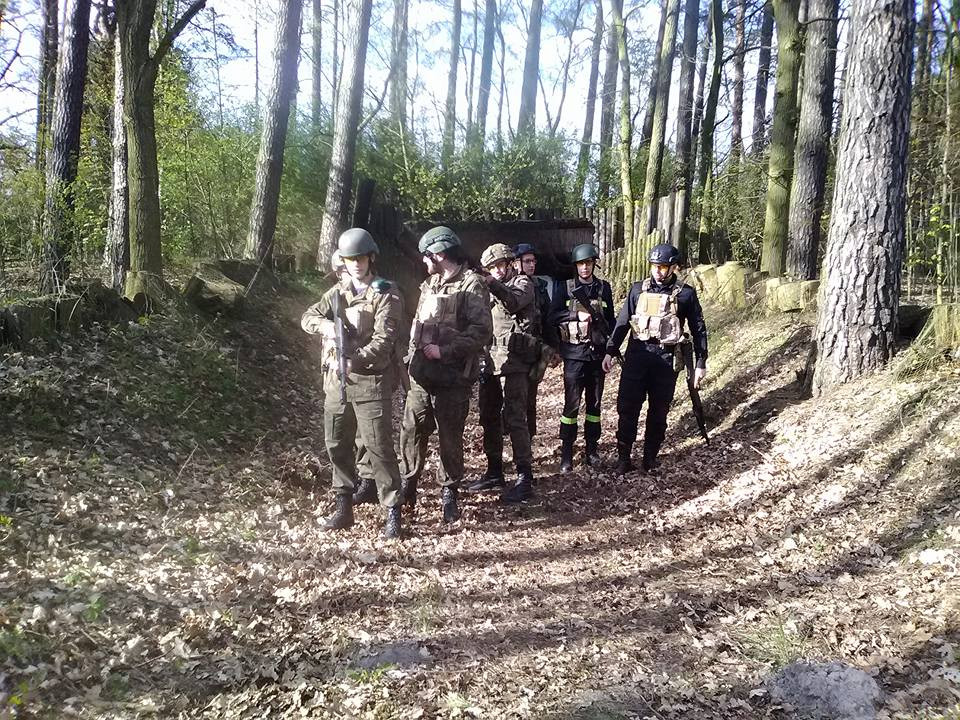 Ćwiczenia z bronią uczniów Technikum Mundurowego w Chełmnie