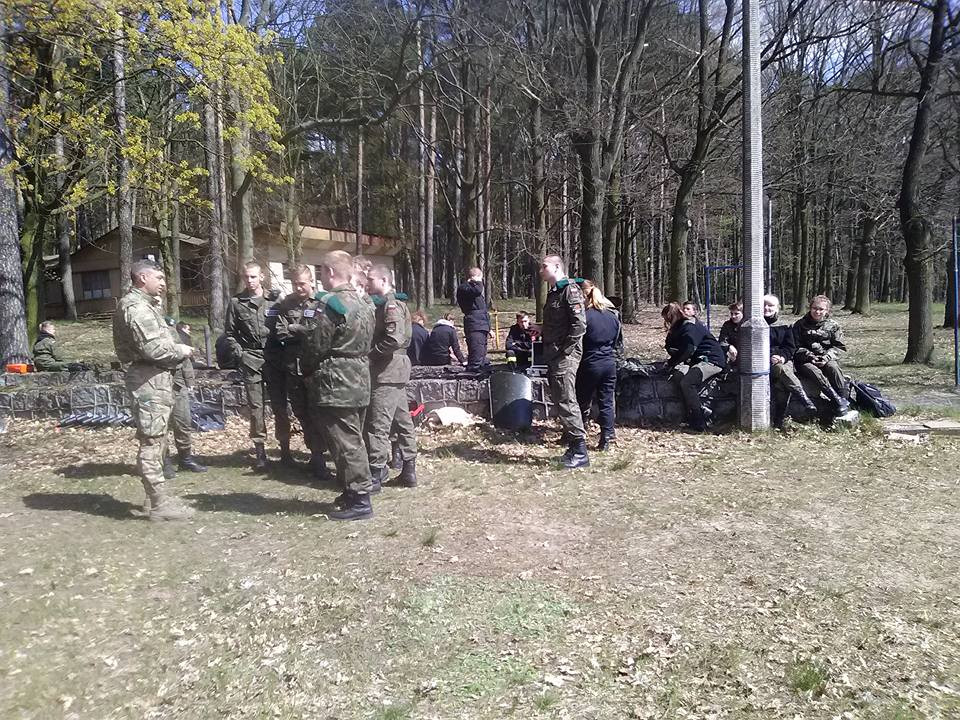 Ćwiczenia z bronią uczniów Technikum Mundurowego w Chełmnie