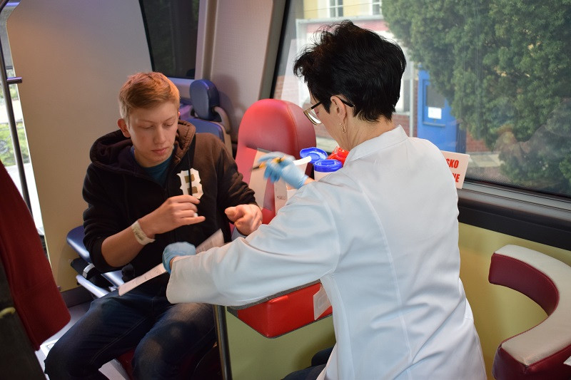 Pobór krwi przed Urzędem Miasta Chełmna w ramach akcji: 