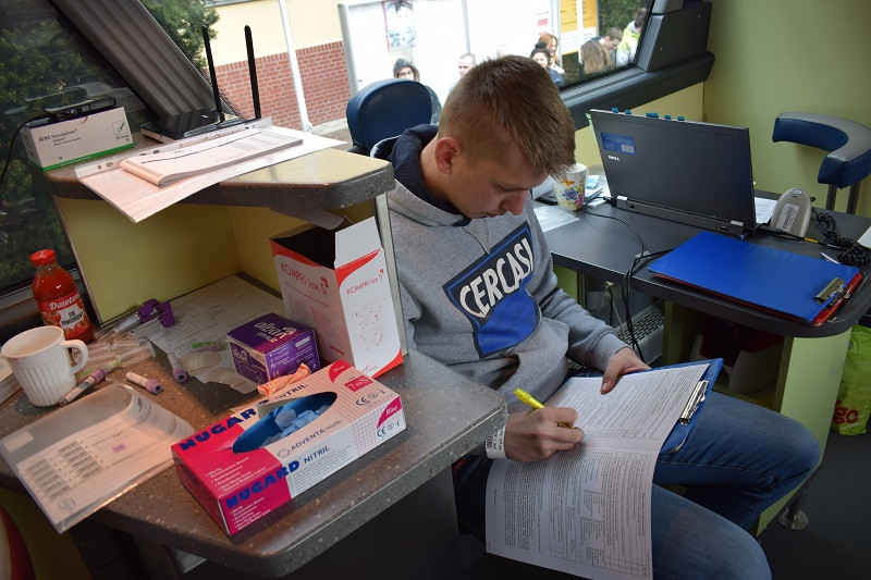 Pobór krwi przed Urzędem Miasta Chełmna w ramach akcji: 