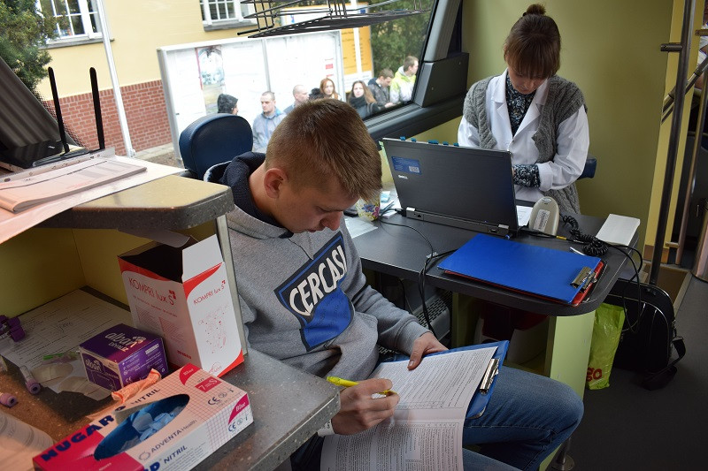 Pobór krwi przed Urzędem Miasta Chełmna w ramach akcji: 