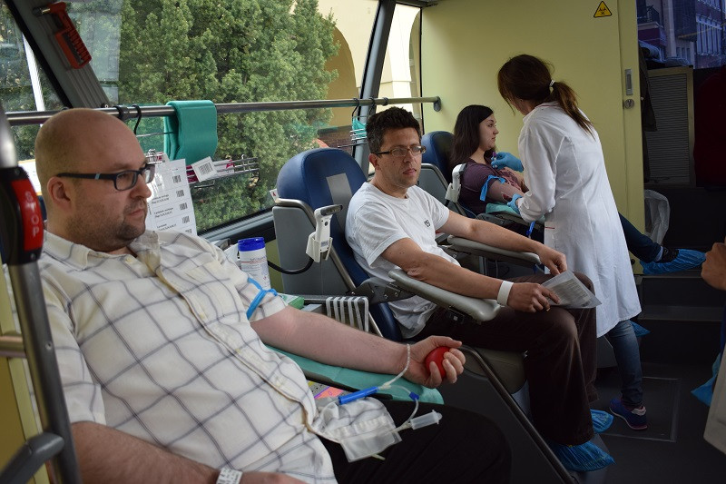 Pobór krwi przed Urzędem Miasta Chełmna w ramach akcji: 