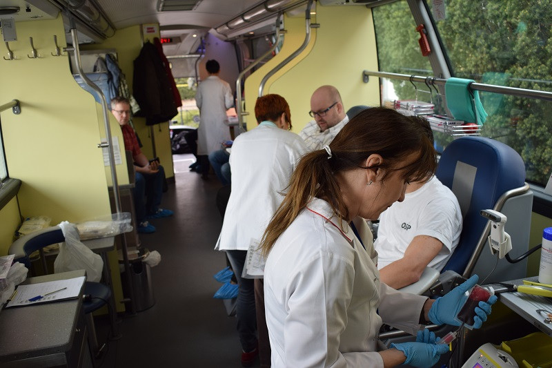 Pobór krwi przed Urzędem Miasta Chełmna w ramach akcji: 