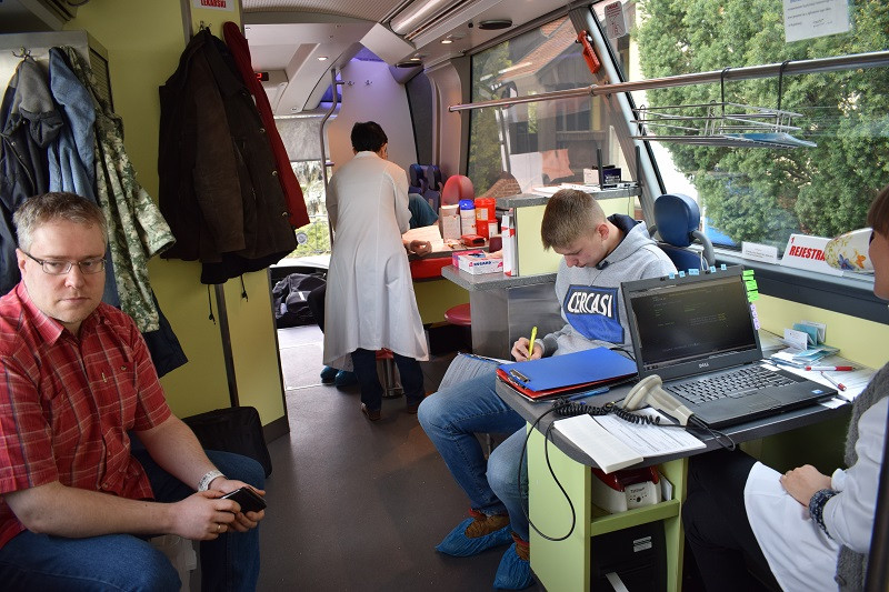 Pobór krwi przed Urzędem Miasta Chełmna w ramach akcji: 