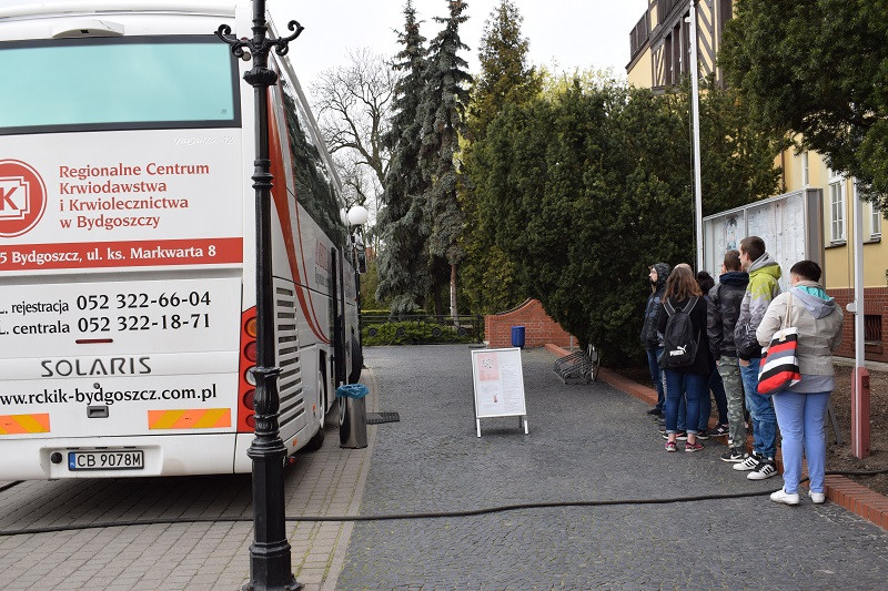 Pobór krwi przed Urzędem Miasta Chełmna w ramach akcji: 