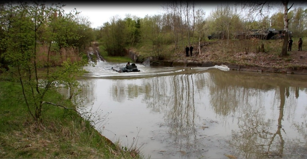 Pływanie pojazdami gąsienicowymi - zajęcia w 3 Batalionie Drogowo-Mostowym