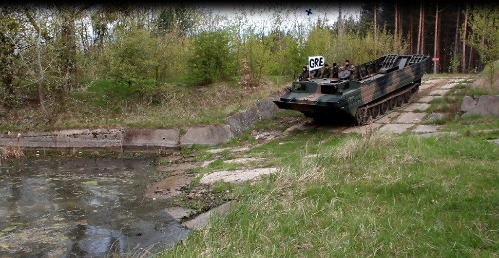 Pływanie pojazdami gąsienicowymi - zajęcia w 3 Batalionie Drogowo-Mostowym