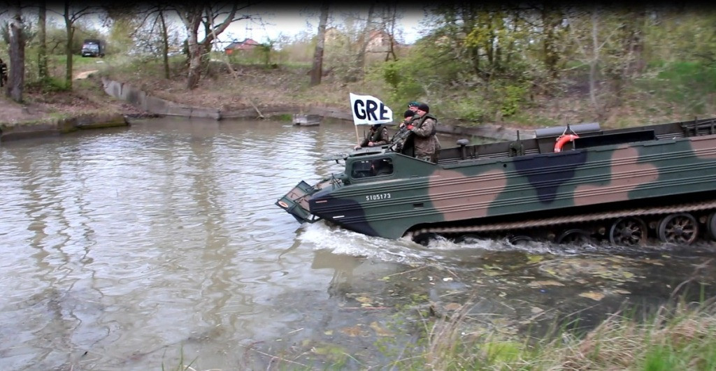 Pływanie pojazdami gąsienicowymi - zajęcia w 3 Batalionie Drogowo-Mostowym