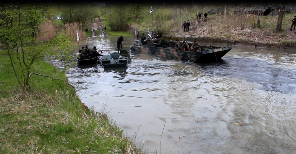 Pływanie pojazdami gąsienicowymi - zajęcia w 3 Batalionie Drogowo-Mostowym