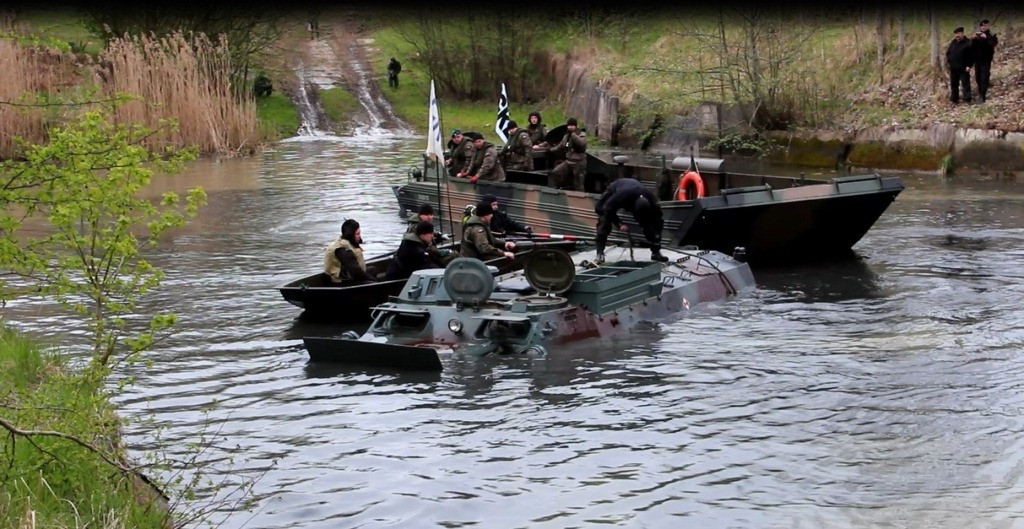 Pływanie pojazdami gąsienicowymi - zajęcia w 3 Batalionie Drogowo-Mostowym
