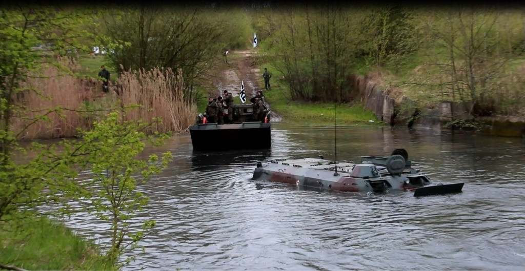 Pływanie pojazdami gąsienicowymi - zajęcia w 3 Batalionie Drogowo-Mostowym