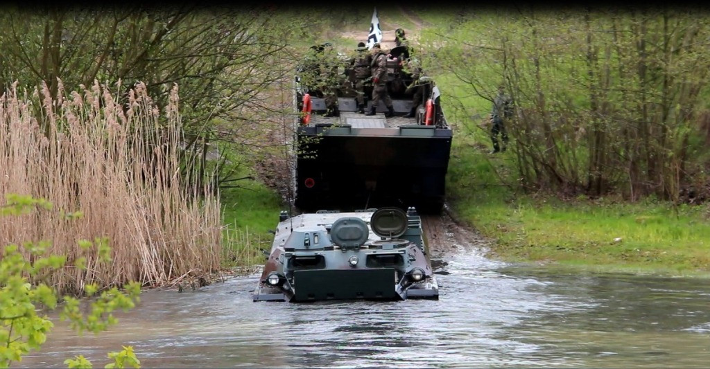 Pływanie pojazdami gąsienicowymi - zajęcia w 3 Batalionie Drogowo-Mostowym