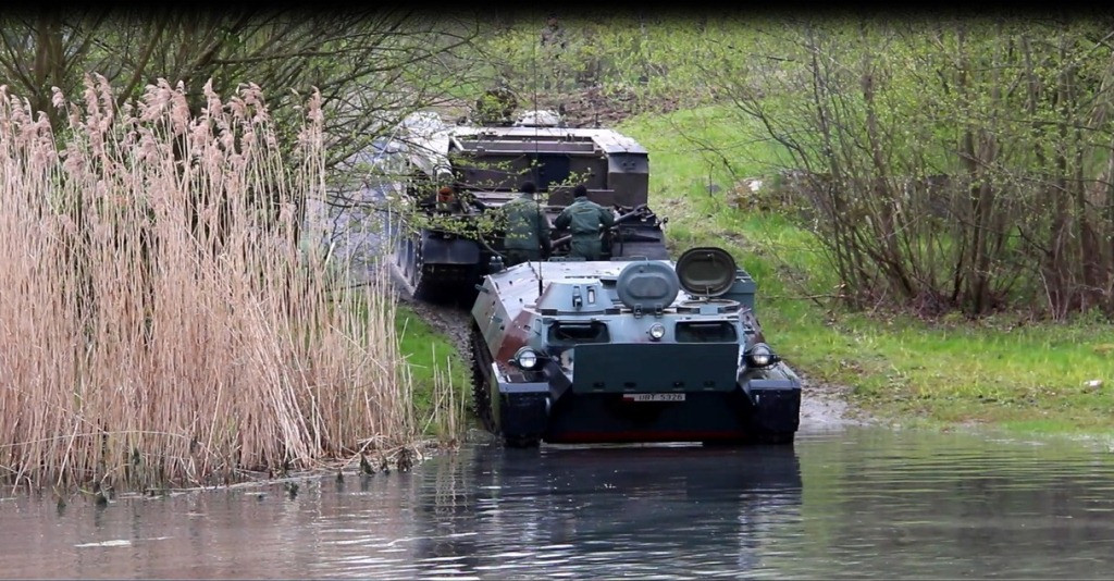 Pływanie pojazdami gąsienicowymi - zajęcia w 3 Batalionie Drogowo-Mostowym