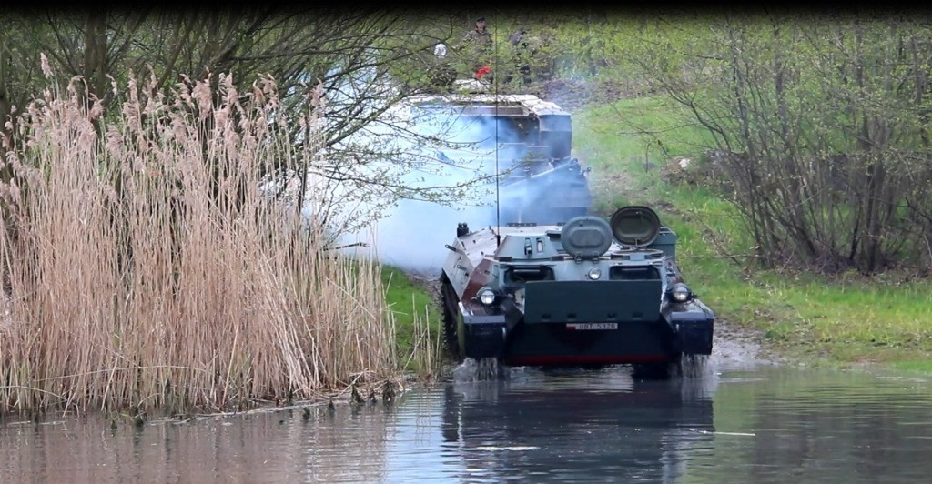 Pływanie pojazdami gąsienicowymi - zajęcia w 3 Batalionie Drogowo-Mostowym