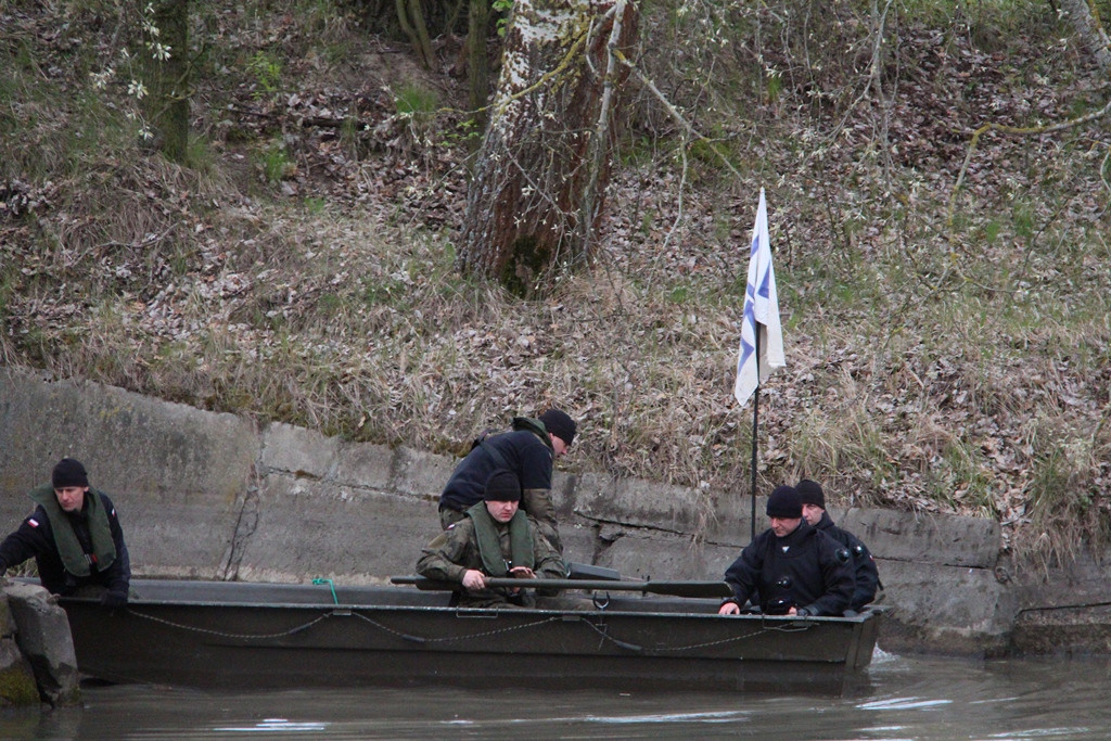 Pływanie pojazdami gąsienicowymi - zajęcia w 3 Batalionie Drogowo-Mostowym