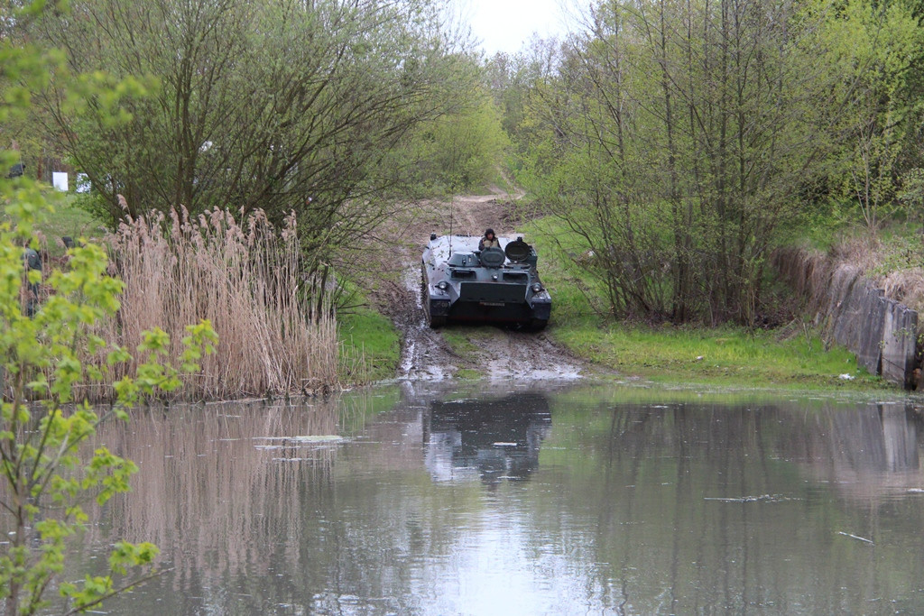 Pływanie pojazdami gąsienicowymi - zajęcia w 3 Batalionie Drogowo-Mostowym