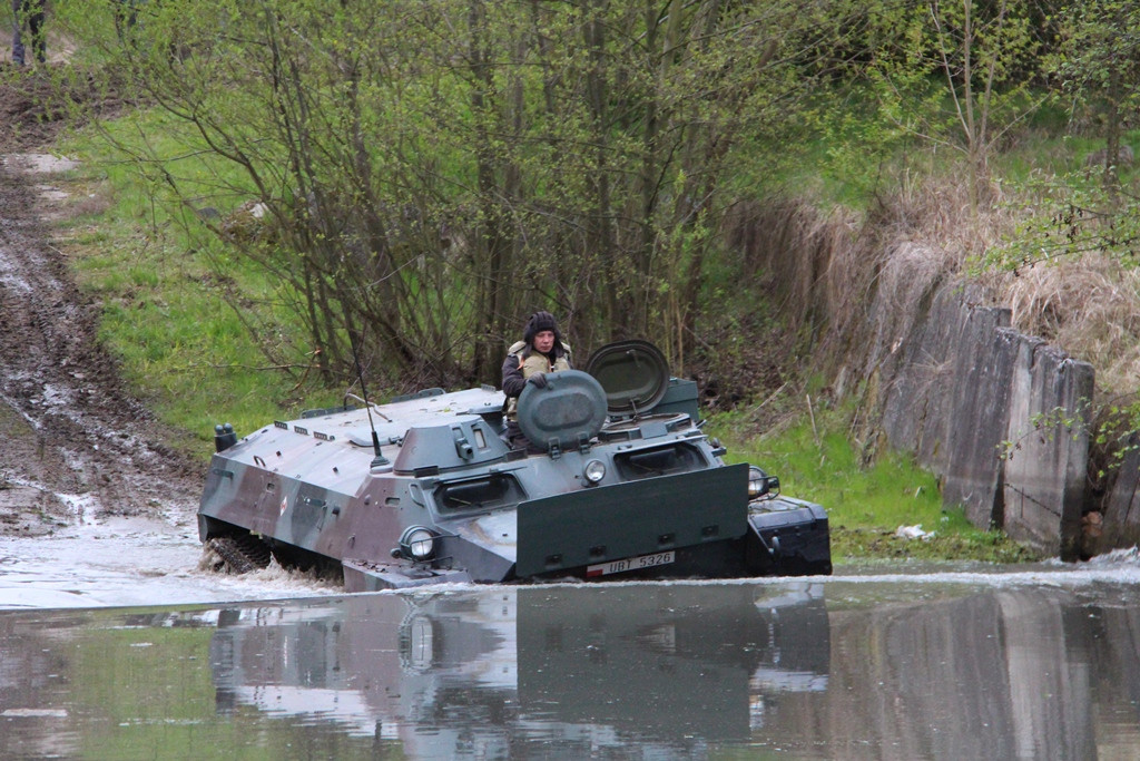 Pływanie pojazdami gąsienicowymi - zajęcia w 3 Batalionie Drogowo-Mostowym