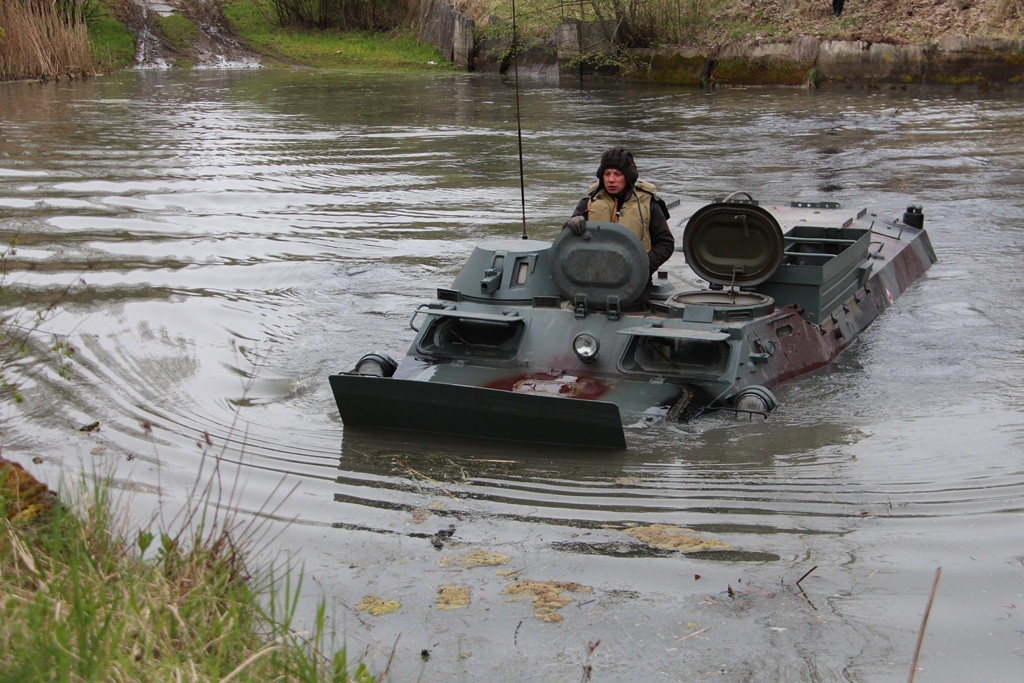 Pływanie pojazdami gąsienicowymi - zajęcia w 3 Batalionie Drogowo-Mostowym