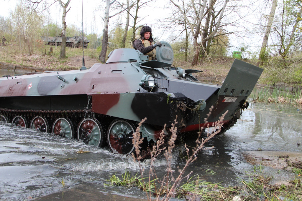 Pływanie pojazdami gąsienicowymi - zajęcia w 3 Batalionie Drogowo-Mostowym