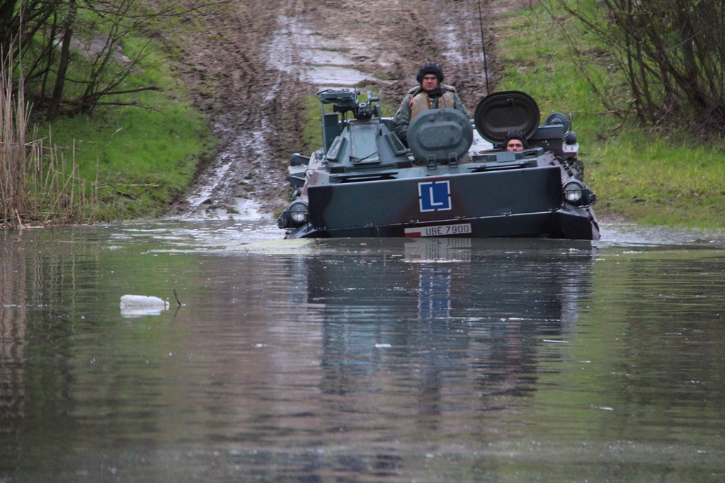Pływanie pojazdami gąsienicowymi - zajęcia w 3 Batalionie Drogowo-Mostowym