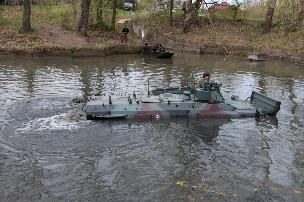 Pływanie pojazdami gąsienicowymi - zajęcia w 3 Batalionie Drogowo-Mostowym