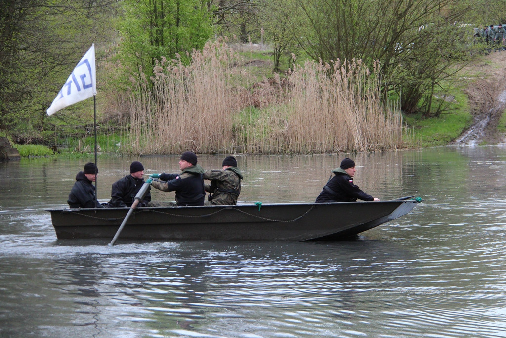 Pływanie pojazdami gąsienicowymi - zajęcia w 3 Batalionie Drogowo-Mostowym