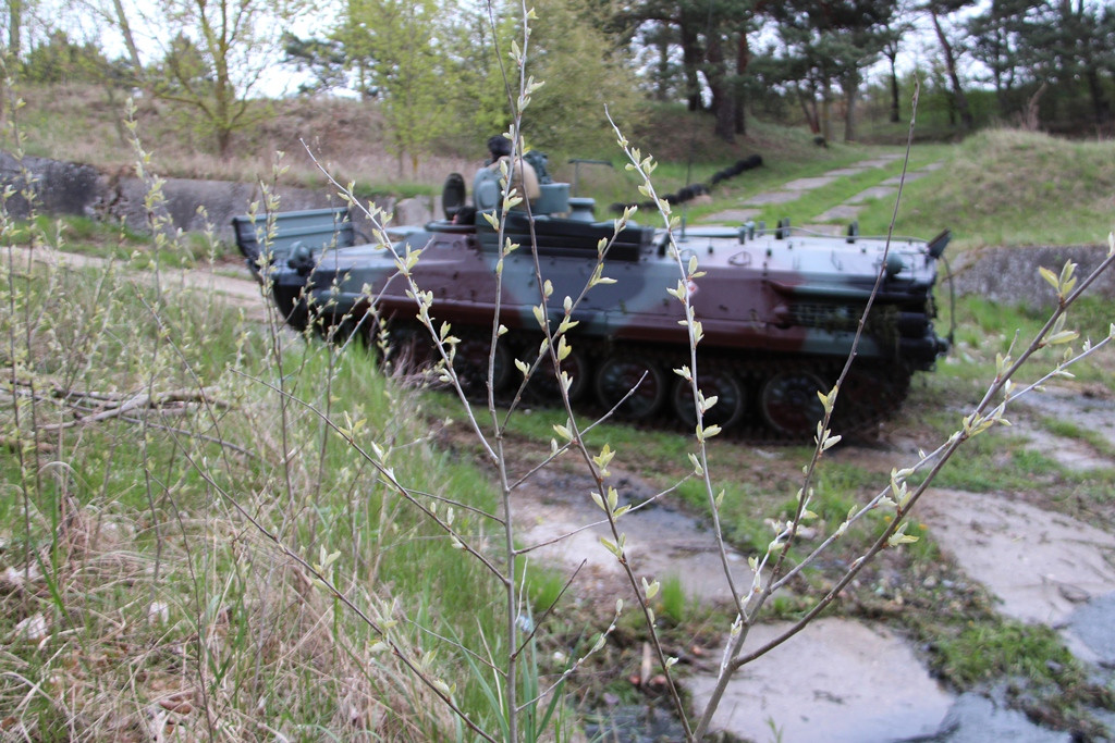 Pływanie pojazdami gąsienicowymi - zajęcia w 3 Batalionie Drogowo-Mostowym