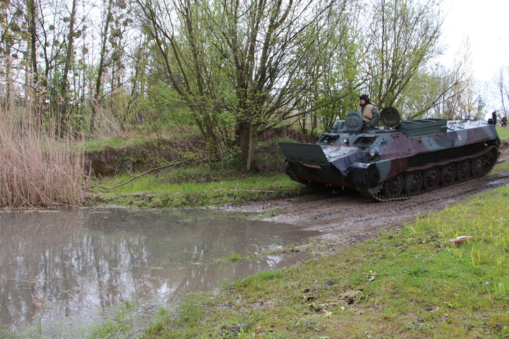 Pływanie pojazdami gąsienicowymi - zajęcia w 3 Batalionie Drogowo-Mostowym