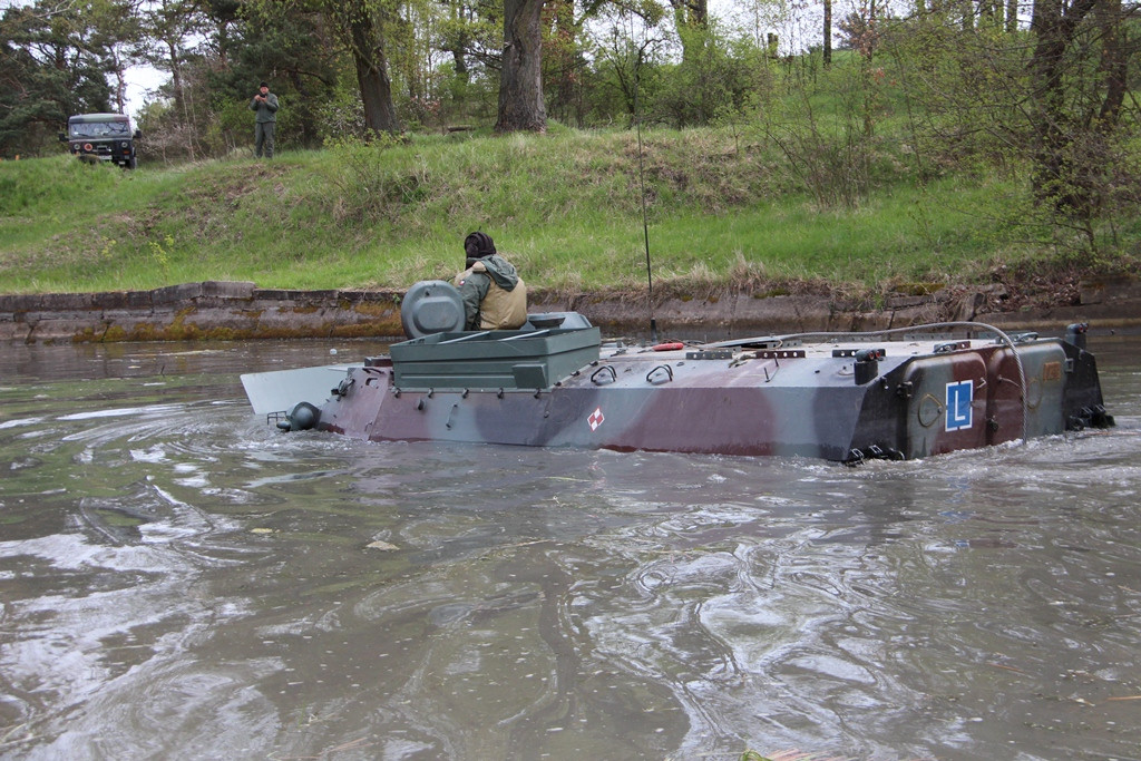 Pływanie pojazdami gąsienicowymi - zajęcia w 3 Batalionie Drogowo-Mostowym