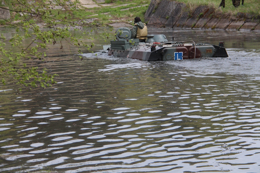 Pływanie pojazdami gąsienicowymi - zajęcia w 3 Batalionie Drogowo-Mostowym