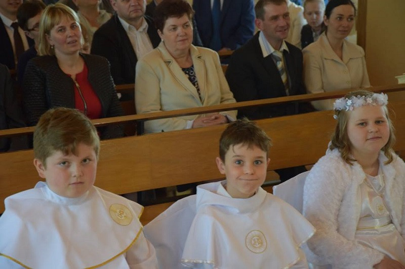 Historyczna Pierwsza Komunia Święta w Katolickiej Szkole Podstawowej