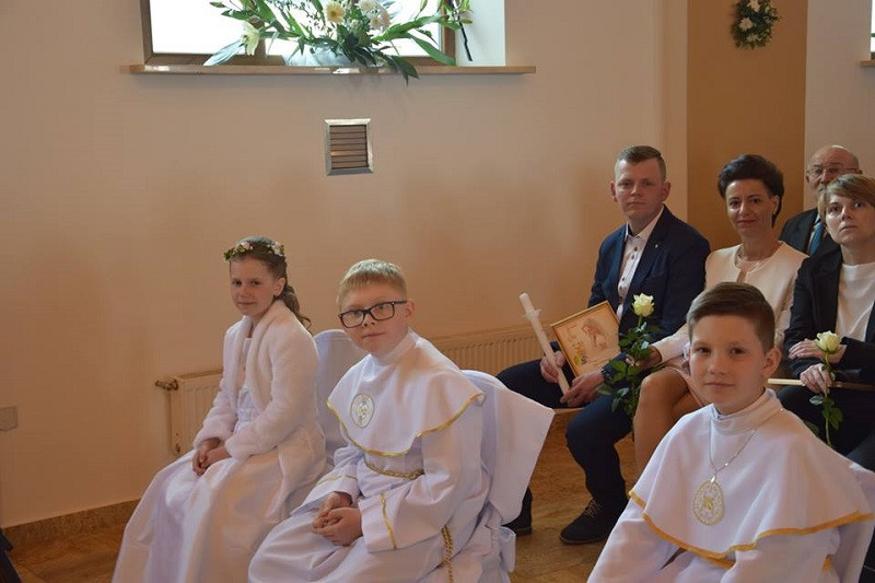 Historyczna Pierwsza Komunia Święta w Katolickiej Szkole Podstawowej