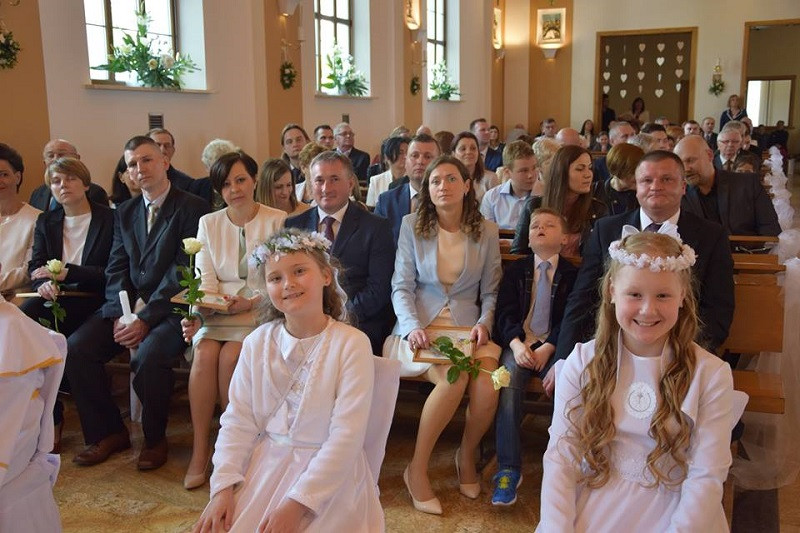 Historyczna Pierwsza Komunia Święta w Katolickiej Szkole Podstawowej