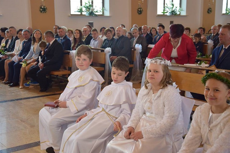 Historyczna Pierwsza Komunia Święta w Katolickiej Szkole Podstawowej