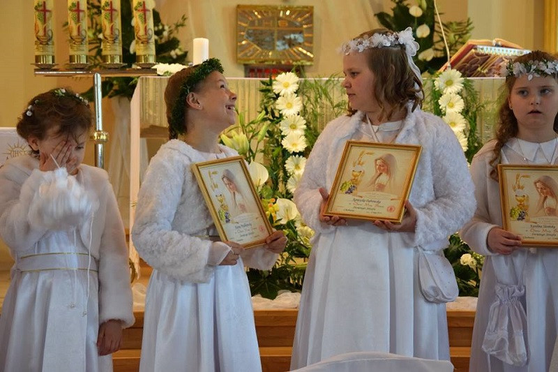 Historyczna Pierwsza Komunia Święta w Katolickiej Szkole Podstawowej