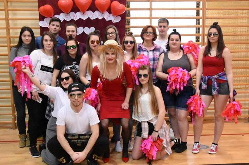 Wesołe zdjęcia zakochanych w Zespole Szkół nr 2
