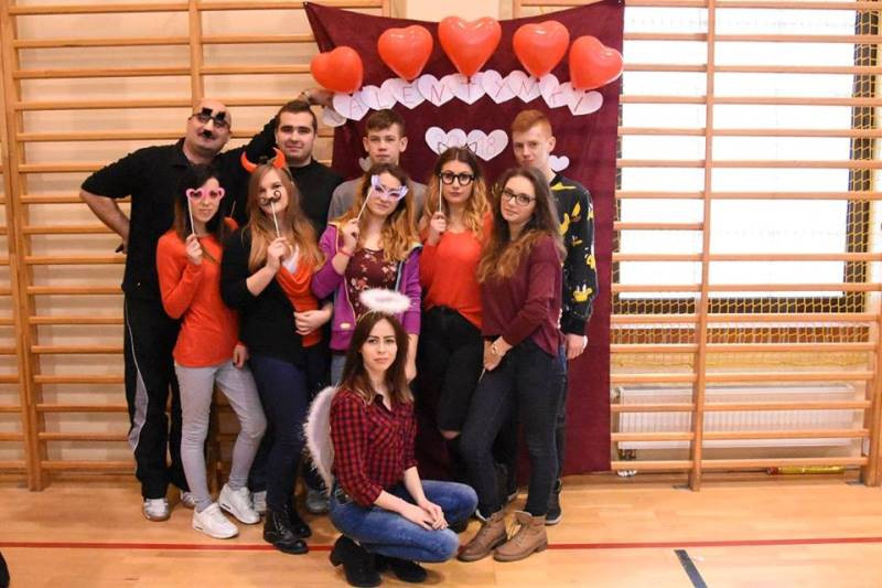 Wesołe zdjęcia zakochanych w Zespole Szkół nr 2