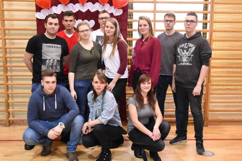 Wesołe zdjęcia zakochanych w Zespole Szkół nr 2