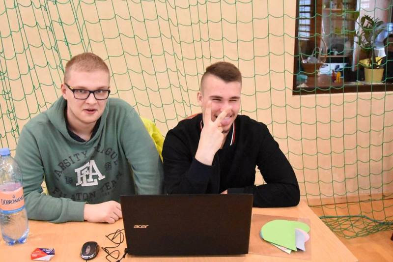 Wesołe zdjęcia zakochanych w Zespole Szkół nr 2
