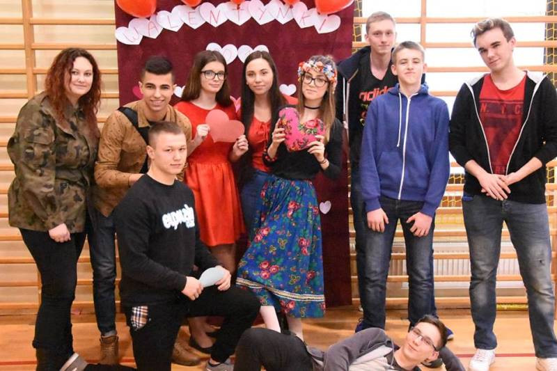 Wesołe zdjęcia zakochanych w Zespole Szkół nr 2