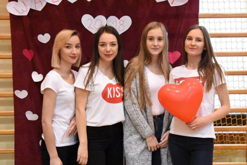 Wesołe zdjęcia zakochanych w Zespole Szkół nr 2