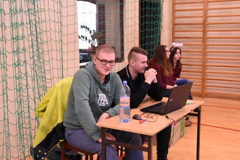 Wesołe zdjęcia zakochanych w Zespole Szkół nr 2