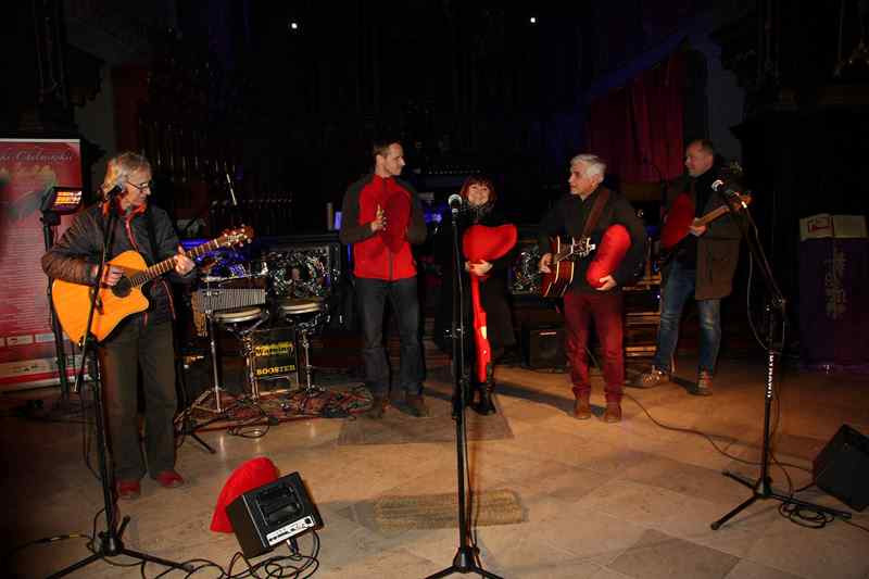 Klimatyczno-poetycki koncert Wolnej Grupy Bukowina w kościele W.N.M.P. 
