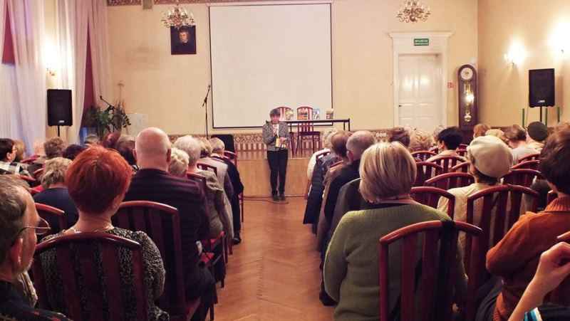 Optymistyczny wykład Jolanty Szwalbe dla słuchaczy Uniwersytetu Trzeciego Wieku