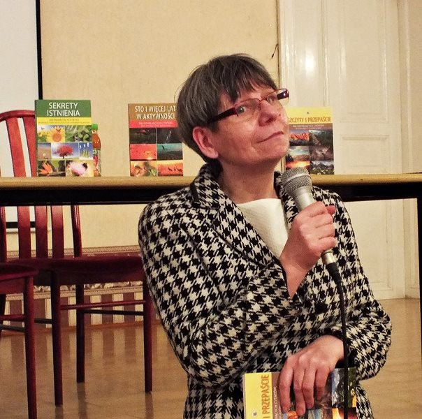 Optymistyczny wykład Jolanty Szwalbe dla słuchaczy Uniwersytetu Trzeciego Wieku