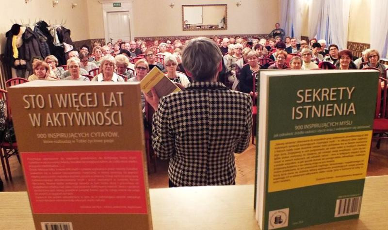 Optymistyczny wykład Jolanty Szwalbe dla słuchaczy Uniwersytetu Trzeciego Wieku