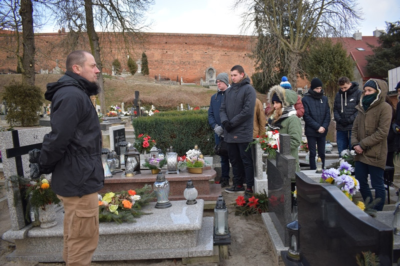Apel pamięci Alfonsa Jarockiego - żołnierza wyklętego, który spoczywa na chełmińskim cmentarzu