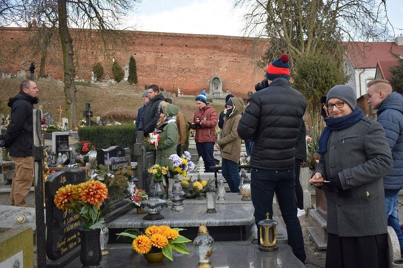 Apel pamięci Alfonsa Jarockiego - żołnierza wyklętego, który spoczywa na chełmińskim cmentarzu