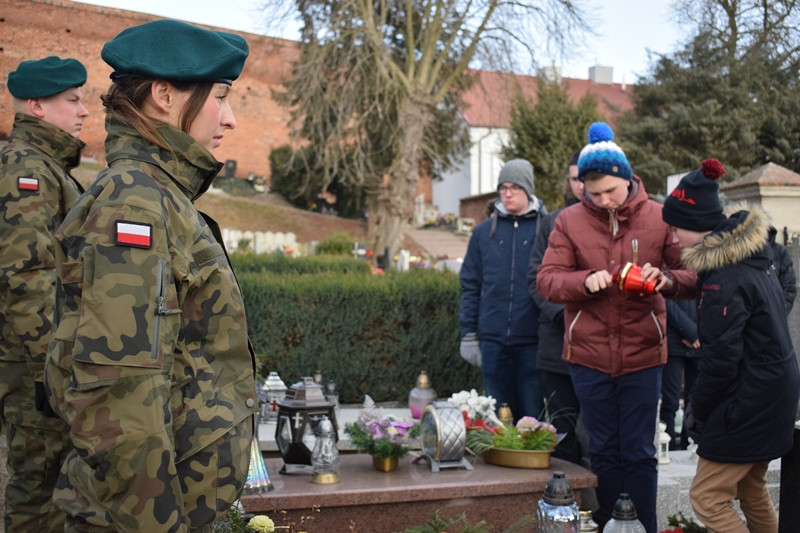 Apel pamięci Alfonsa Jarockiego - żołnierza wyklętego, który spoczywa na chełmińskim cmentarzu
