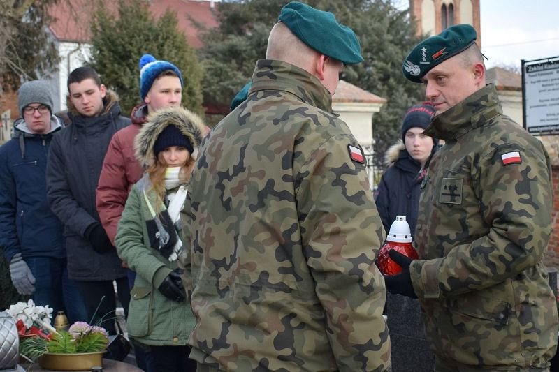 Apel pamięci Alfonsa Jarockiego - żołnierza wyklętego, który spoczywa na chełmińskim cmentarzu